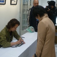 『MGS』のアートディレクター新川洋司による展示会が開催中、初日から多くのファンが駆けつける