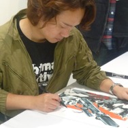 『MGS』のアートディレクター新川洋司による展示会が開催中、初日から多くのファンが駆けつける
