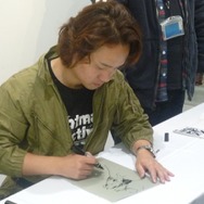 『MGS』のアートディレクター新川洋司による展示会が開催中、初日から多くのファンが駆けつける