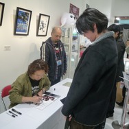 『MGS』のアートディレクター新川洋司による展示会が開催中、初日から多くのファンが駆けつける