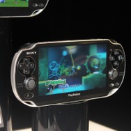 「NGP」を間近でチェック! カラーは2種類～ゲームカードも