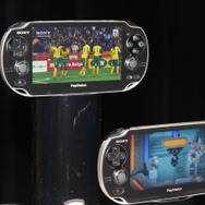 「NGP」を間近でチェック! カラーは2種類～ゲームカードも