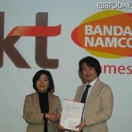 調印式の様子(左:KT社 宋英熙 Executive Vice President、右バンダイナムコゲームス 浅沼誠 執行役員) 調印式の様子(左:KT社 宋英熙 Executive Vice President、右バンダイナムコゲームス 浅沼誠 執行役員)