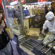 【浅草】浅草寺に続く仲見世通りに、人形焼きのお店を発見。焼きたてを販売しています。 【浅草】浅草寺に続く仲見世通りに、人形焼きのお店を発見。焼きたてを販売しています。