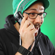 屈強な男もアピール? 3DSでも使えるリストバンド型充電池 