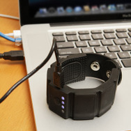 屈強な男もアピール? 3DSでも使えるリストバンド型充電池 