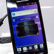 Xperia PLAY。スライド部を閉じた状態では通常のスマートフォンと大差ない Xperia PLAY。スライド部を閉じた状態では通常のスマートフォンと大差ない