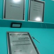 視認性に優れた新端末「AeroBee」。表示だけでなく、スタイラスペンで書き込み保存も可能 視認性に優れた新端末「AeroBee」。表示だけでなく、スタイラスペンで書き込み保存も可能