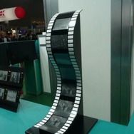 紙のようにフレキシブルに折り曲げて利用できるようなものも開発されている 紙のようにフレキシブルに折り曲げて利用できるようなものも開発されている