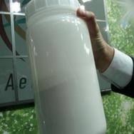 電子ペーパーの開発に必要不可欠な電子粉流体。この特性の良し悪しがポイントになるという。中に入っている粉は液体のような振る舞いをする 電子ペーパーの開発に必要不可欠な電子粉流体。この特性の良し悪しがポイントになるという。中に入っている粉は液体のような振る舞いをする