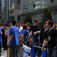 開店前から店外で待つ人々のためミネラルウォーターが配布された 開店前から店外で待つ人々のためミネラルウォーターが配布された
