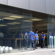 開店直前、手順を確認するスタッフ 開店直前、手順を確認するスタッフ