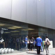 購入を待つ人のうち男性の数が圧倒的だったアップルストア銀座 購入を待つ人のうち男性の数が圧倒的だったアップルストア銀座