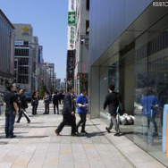 スタッフの誘導で数人ずつが入店する スタッフの誘導で数人ずつが入店する