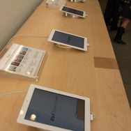 店内にずらりと並んだiPad 2 店内にずらりと並んだiPad 2