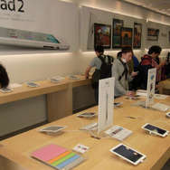 「iPad Smart Cover」もセットで購入する姿が目立った 「iPad Smart Cover」もセットで購入する姿が目立った