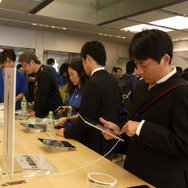 入店後、じっくりと実機を触ってその進化を確認する姿も 入店後、じっくりと実機を触ってその進化を確認する姿も