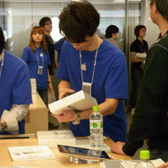 多数のスタッフが次々と接客 多数のスタッフが次々と接客