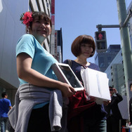 右は今回購入した日本モデル、左はアメリカで購入したものという女子二人組 右は今回購入した日本モデル、左はアメリカで購入したものという女子二人組