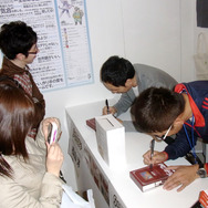 松山社長とWAKAさんが『ソラトロボ』イベントでサイン会－会場には長蛇の列