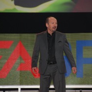 古巣の壇上に上がるピーター・ムーア氏