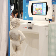 トイレの近くにブースを構えるセガ。小便小僧でデモ トイレの近くにブースを構えるセガ。小便小僧でデモ