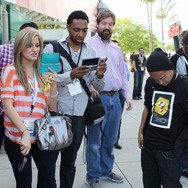 【E3 2011】閉幕後の会場前、みんなで3DSの画面を覗き込んで・・・ 