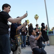 【E3 2011】閉幕後の会場前、みんなで3DSの画面を覗き込んで・・・ 