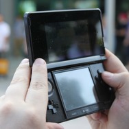 【E3 2011】閉幕後の会場前、みんなで3DSの画面を覗き込んで・・・ 