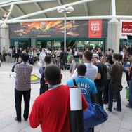 【E3 2011】閉幕後の会場前、みんなで3DSの画面を覗き込んで・・・ 