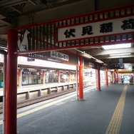 駅のホームも鳥居っぽくデザインされている