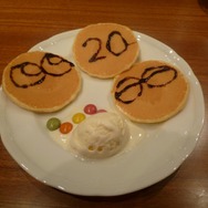 チョコペンを使って顔を描きます