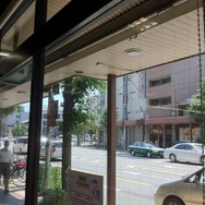 出町商店街。アーケード天井に、無線LAN-APのアンテナが設置されている 出町商店街。アーケード天井に、無線LAN-APのアンテナが設置されている