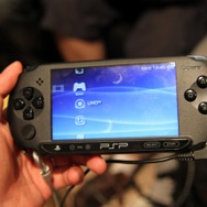 【gamescom 2011】Wi-Fiが省かれ軽量化された新型PSPを間近でチェック