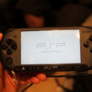 【gamescom 2011】Wi-Fiが省かれ軽量化された新型PSPを間近でチェック
