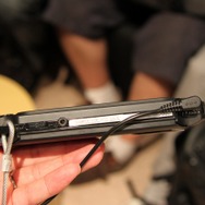 【gamescom 2011】Wi-Fiが省かれ軽量化された新型PSPを間近でチェック
