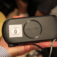 【gamescom 2011】Wi-Fiが省かれ軽量化された新型PSPを間近でチェック