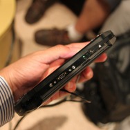 【gamescom 2011】Wi-Fiが省かれ軽量化された新型PSPを間近でチェック