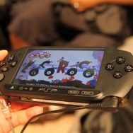 【gamescom 2011】Wi-Fiが省かれ軽量化された新型PSPを間近でチェック