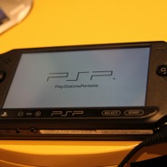 【gamescom 2011】Wi-Fiが省かれ軽量化された新型PSPを間近でチェック