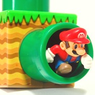 土管から顔を出すマリオ