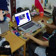 新作のソニックTシャツをチェックしているようです