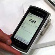 放射線線量計機能付ジャケット 端末裏にはラジウムが置かれている
