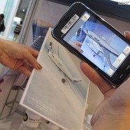 全日空のコンテンツ。パネルにスマートフォンをかざすと3Dの飛行機(ボーイング787)が浮かびあがる。対応端末はAndroid OS 2.2 以上を搭載しているスマートフォン。将来的にはiOSにも対応の予定だという。