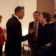 Facebookのマーク・ザッカーバーグ氏と会話するオバマ大統領