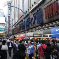 iPhone 4Sの予約のために並ぶ人びと