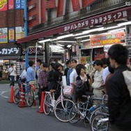 iPhone 4Sの予約がスタート! 量販店で行列