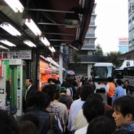 iPhone 4Sの予約がスタート! 量販店で行列