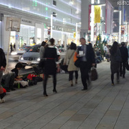 13日の20時時点では104名の行列ができているという(アップルストア銀座店)
