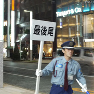 最後尾を示すプラカードで行列客を誘導(アップルストア銀座店)